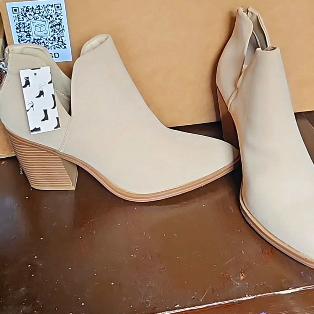 NEW MYSOFT BOOTS SIZE 9.5
